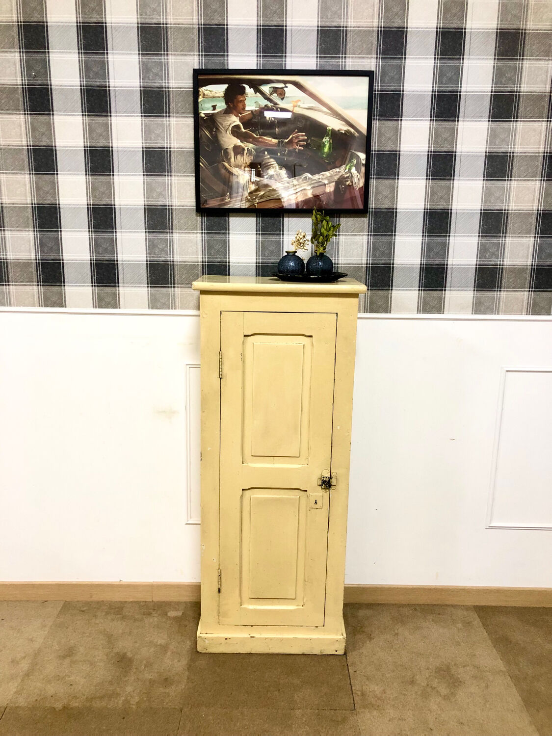 Petite armoire beige vintage