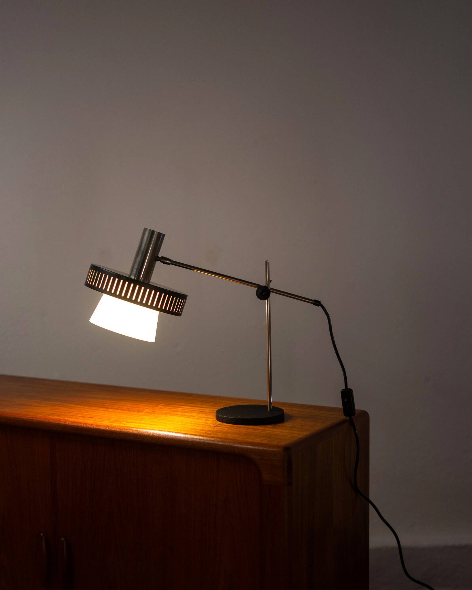 Mid-Century Modern Italian Table Lamp in Steel and Opal Acrylic, 1960s