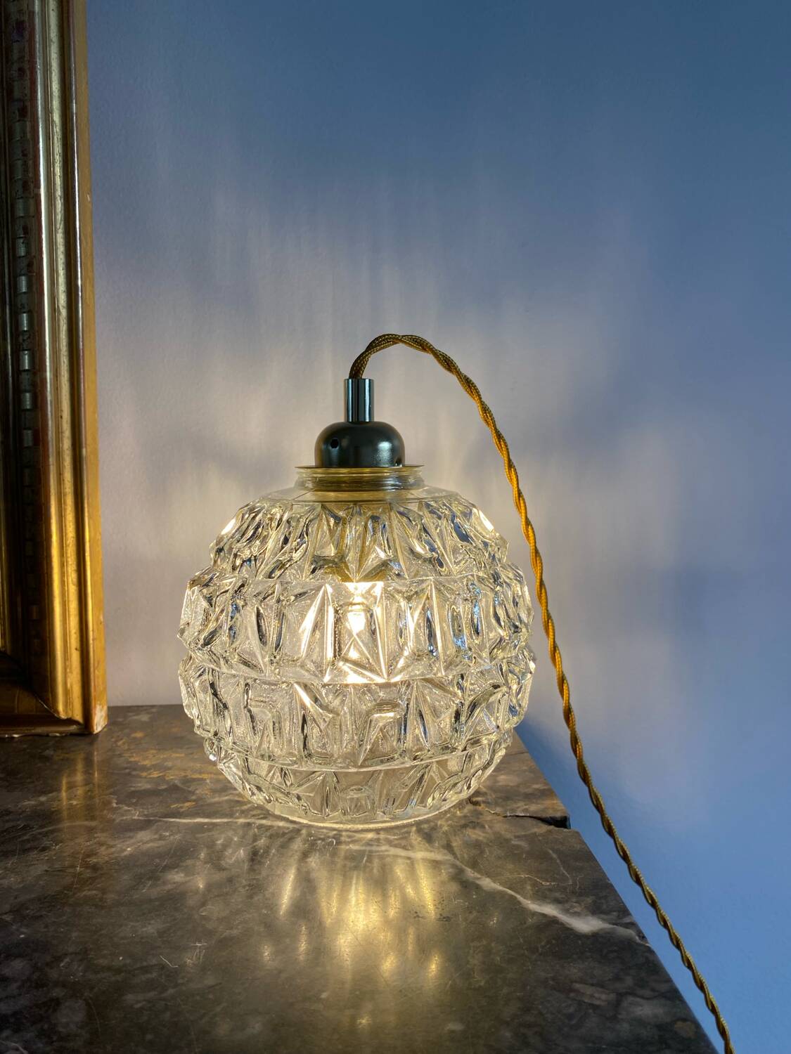 Baladeuse avec globe vintage en verre moulé