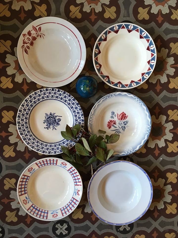Six soup plates don't match in red and blue.