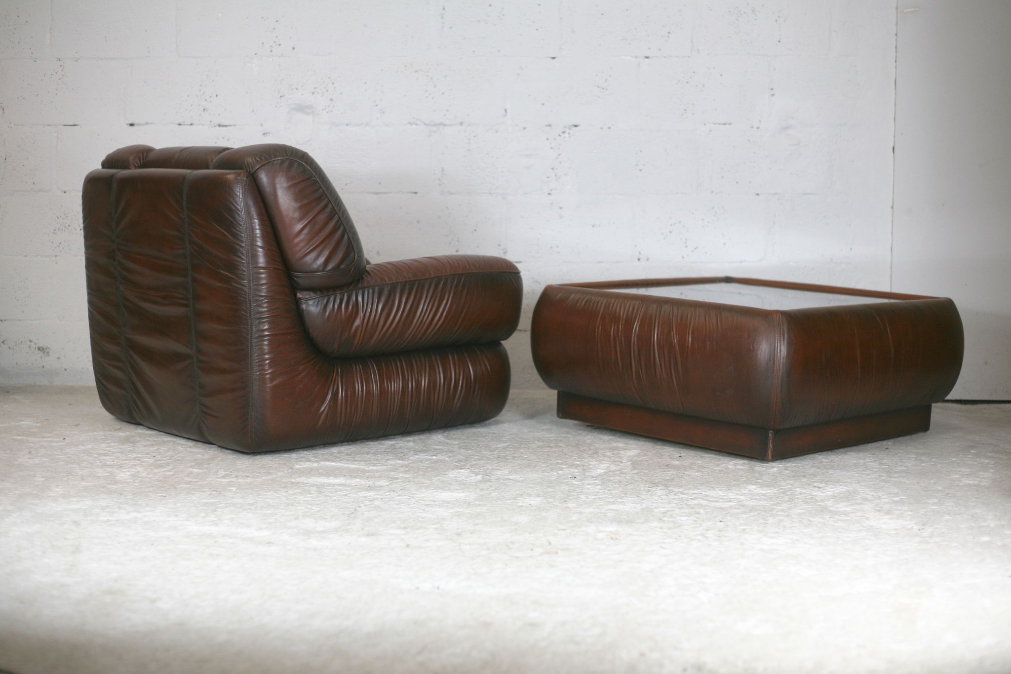 Ensemble fauteuil et table basse cuir, Italie, circa 1970. space age