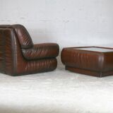 Ensemble fauteuil et table basse cuir, Italie, circa 1970. space age