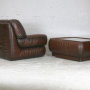 Ensemble fauteuil et table basse cuir, Italie, circa 1970. space age