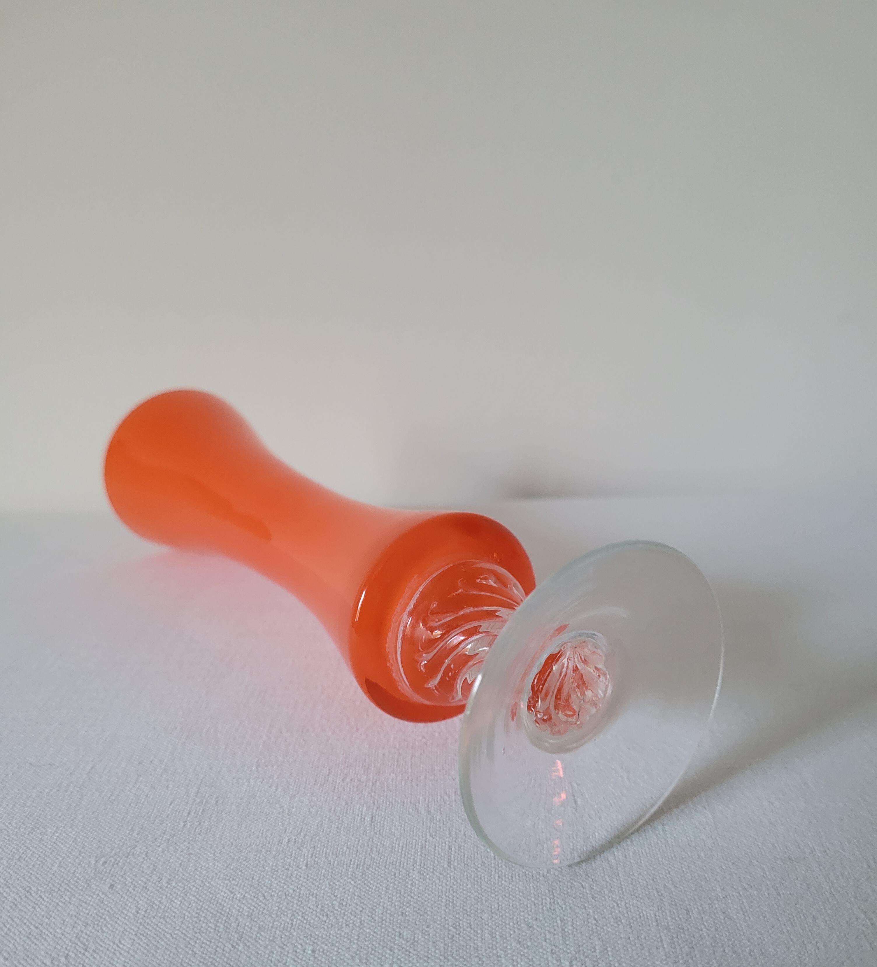 Vase soliflore en opaline orange