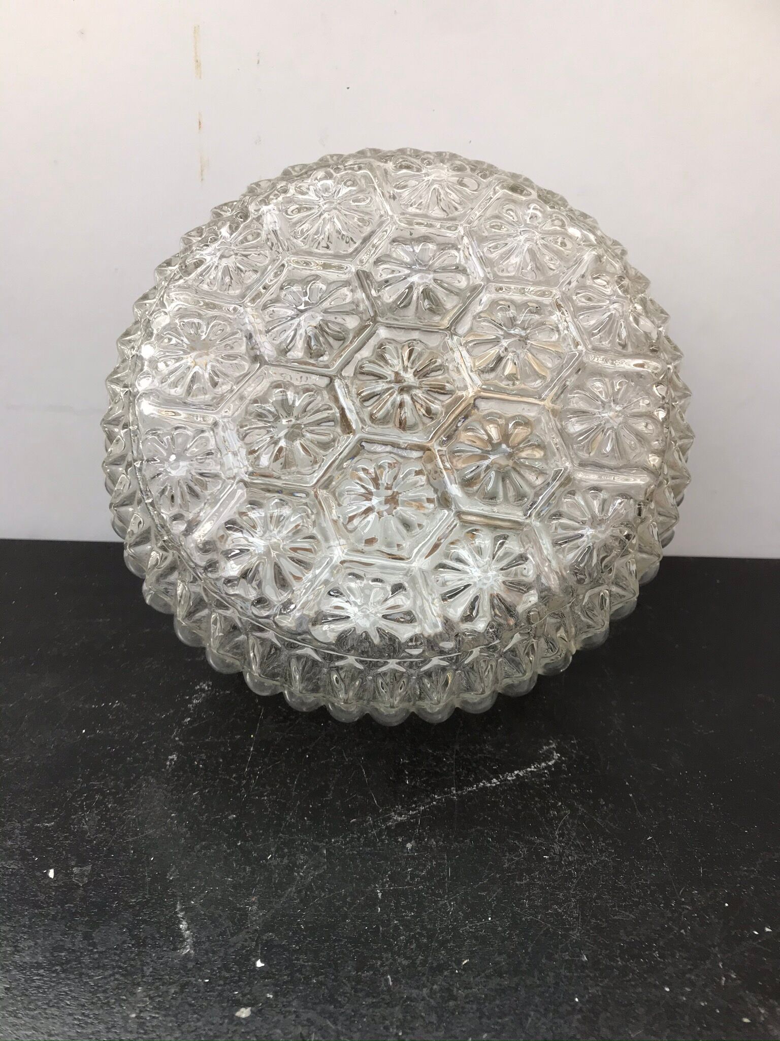 Platfonr Applied Rond Moulded Glass - Vintage Black Metal Support