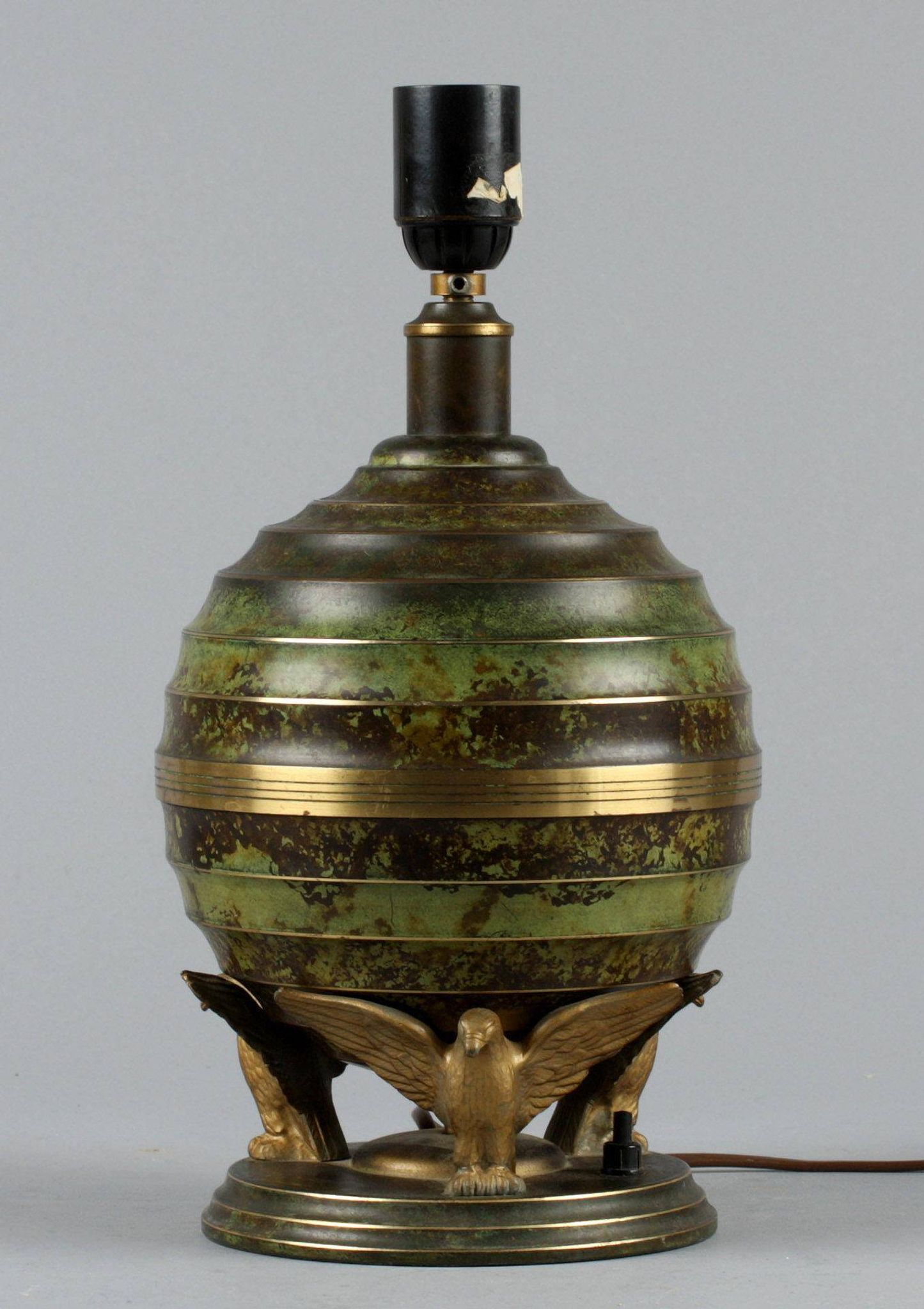 Art Deco table lamp in patinated bronze with eagles holding a globe, France 1940.