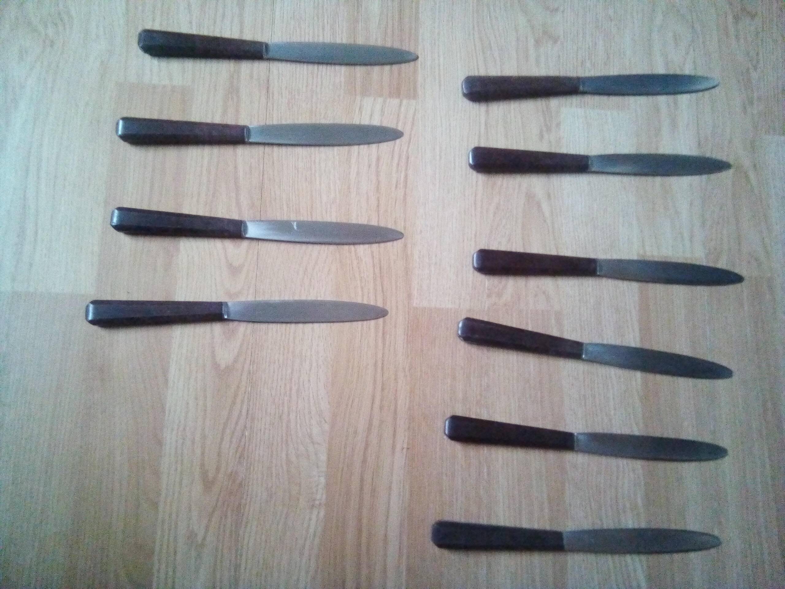 lot of 10 old bakelite and stainless steel knives from the 60s in good condition