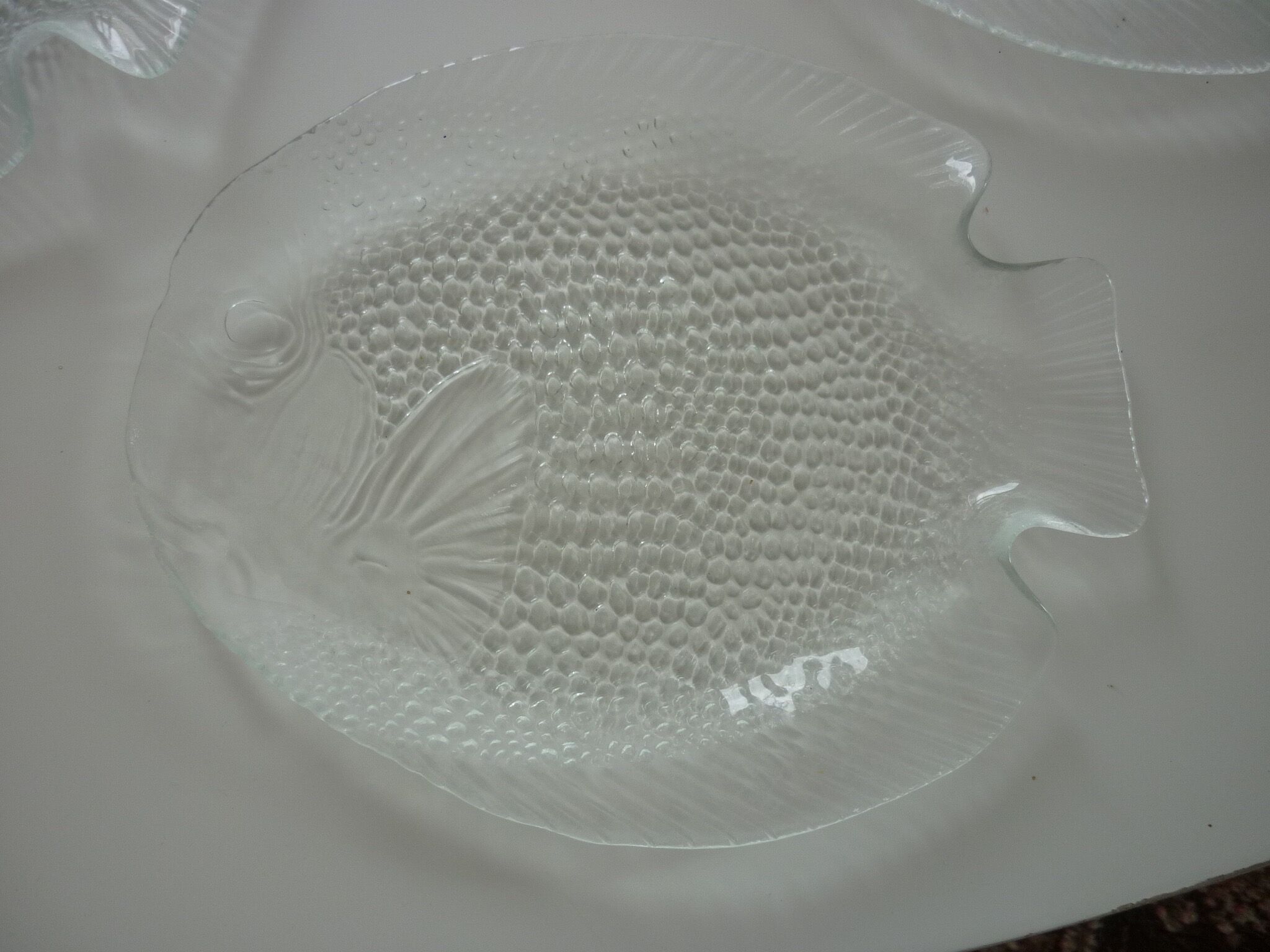 Paire d’assiettes plates forme poisson en verre