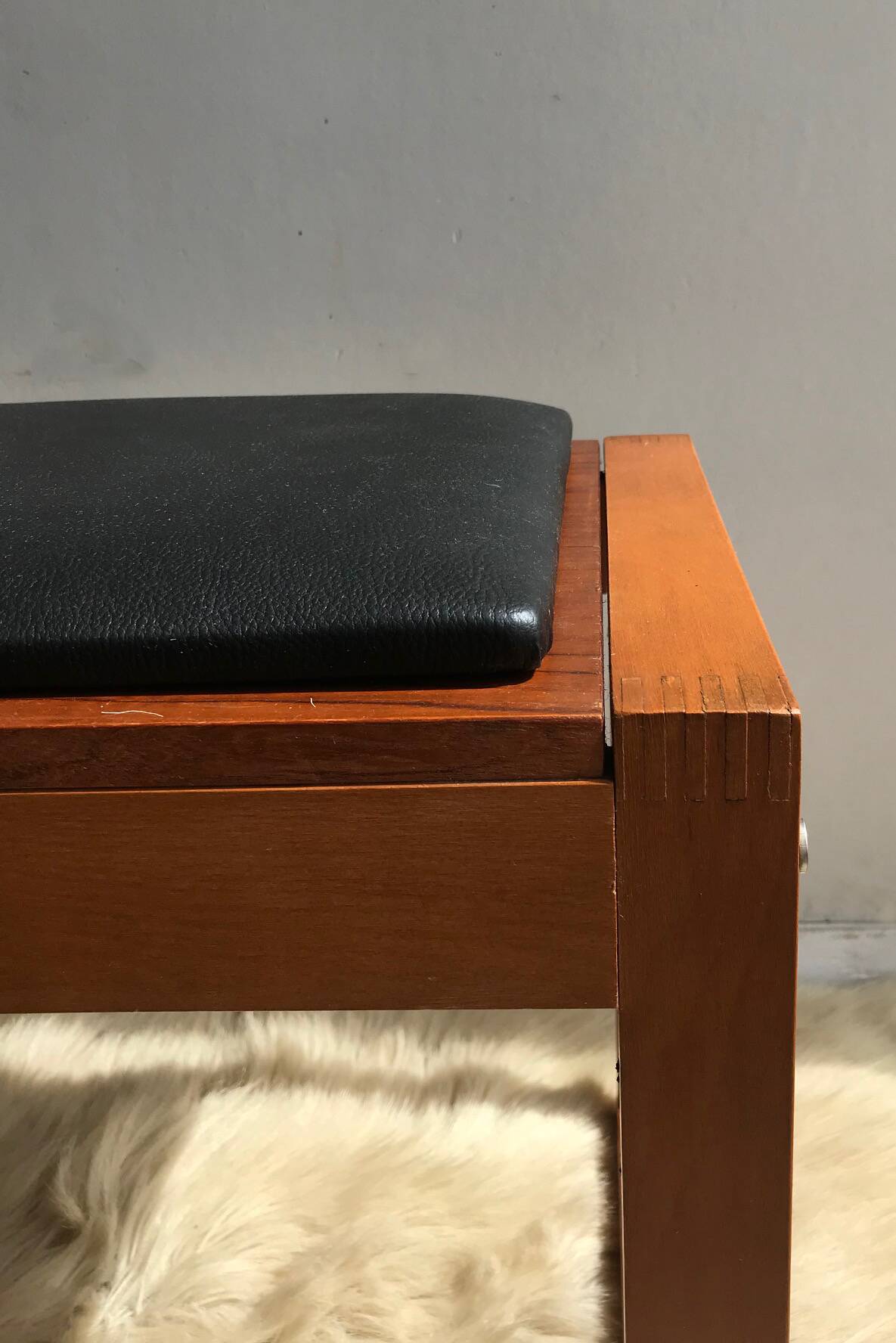 Banc anglais en bois et skaï, 1960