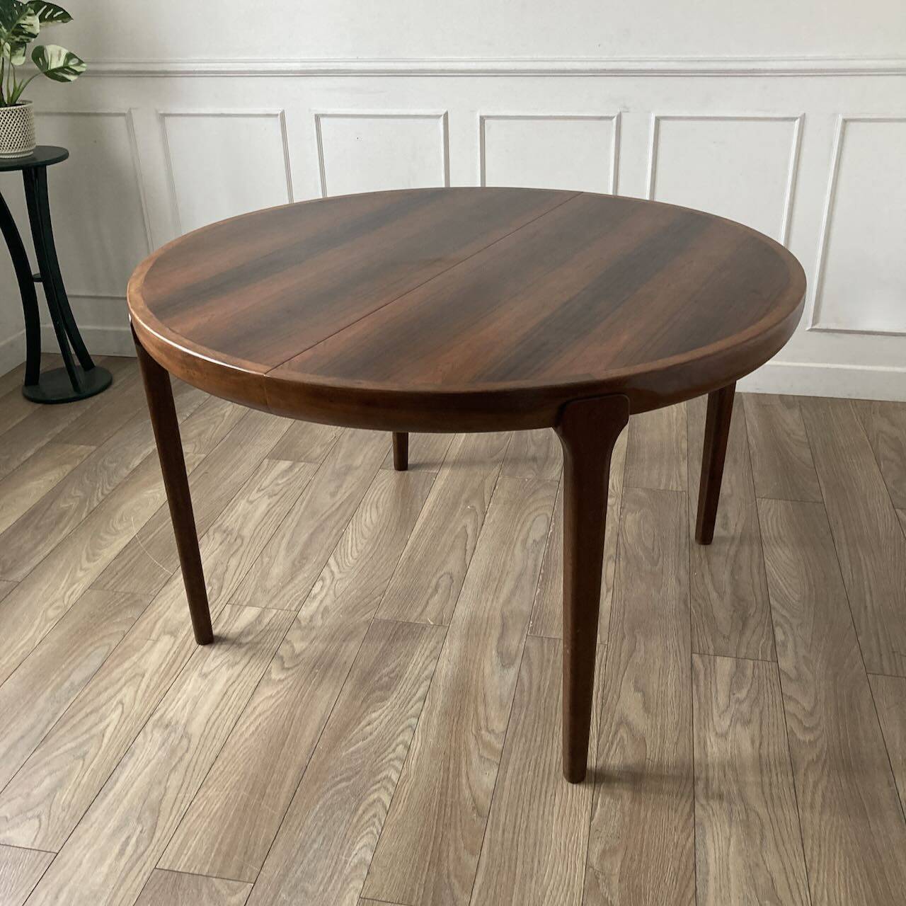 Dining table in rosewood, for 4 to 6 people.