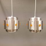 Deux suspensions Space-Age, en aluminium argenté avec prismes orange.