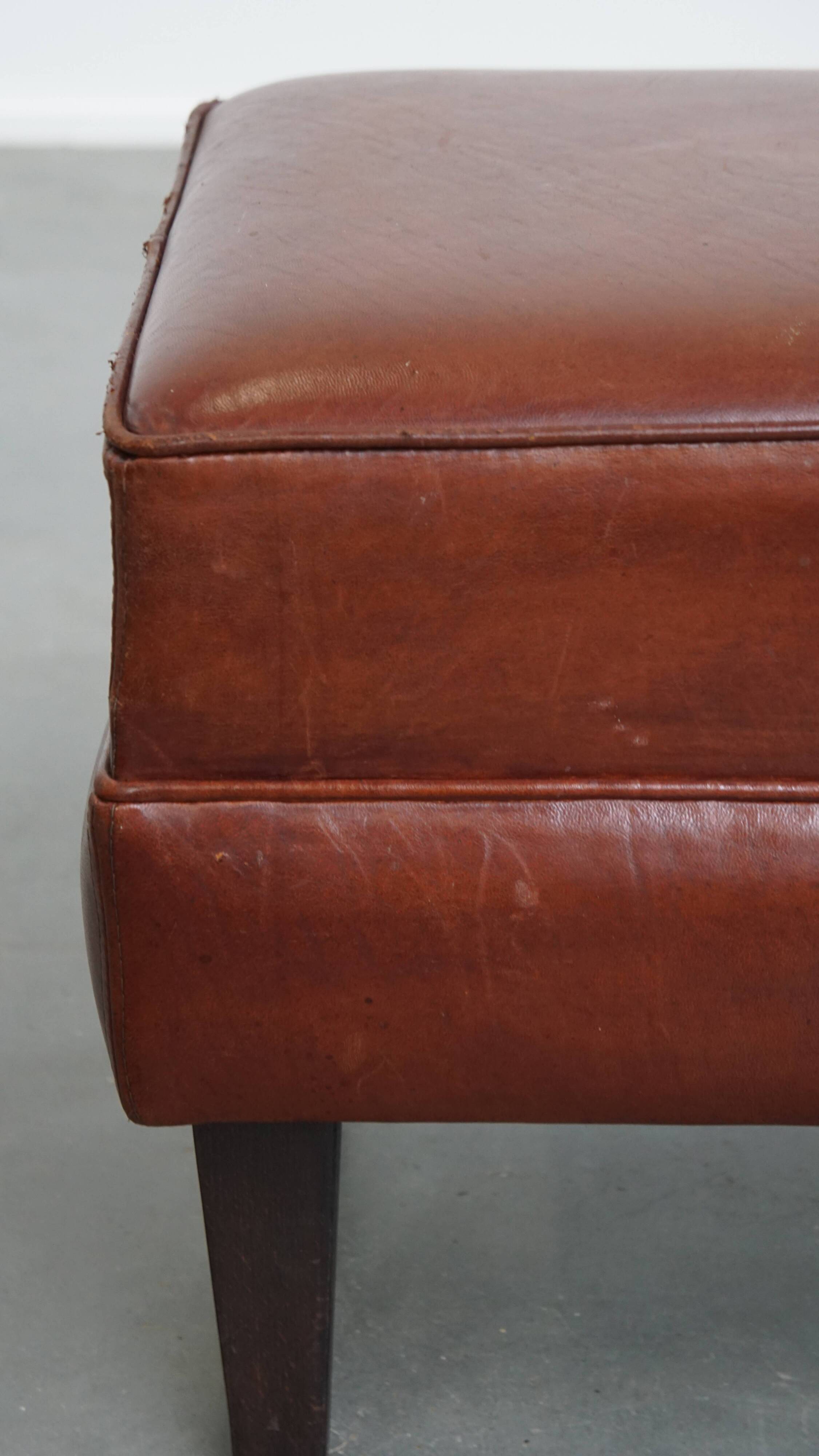 Pouf en cuir de mouton couleur cognac