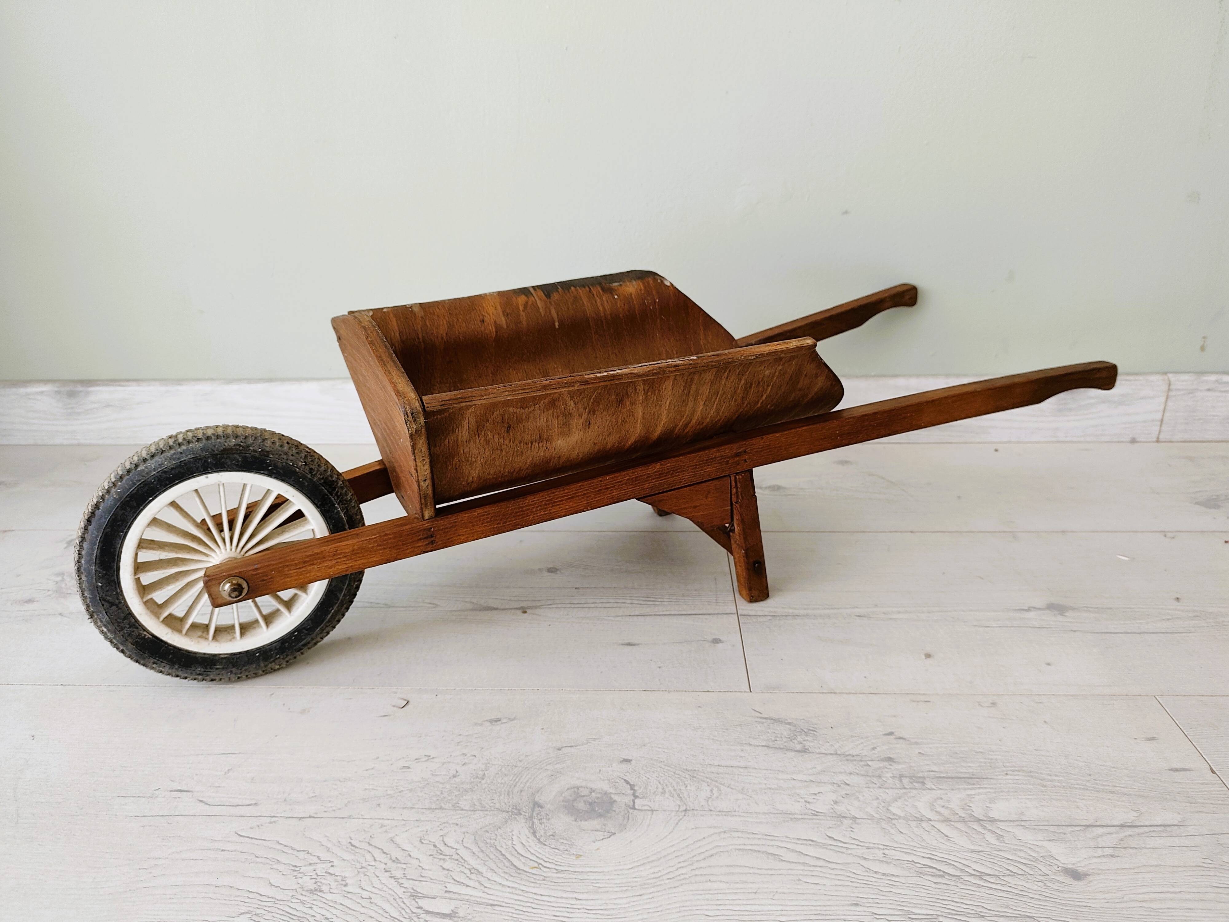 Ancienne brouette d'enfant jouet en bois