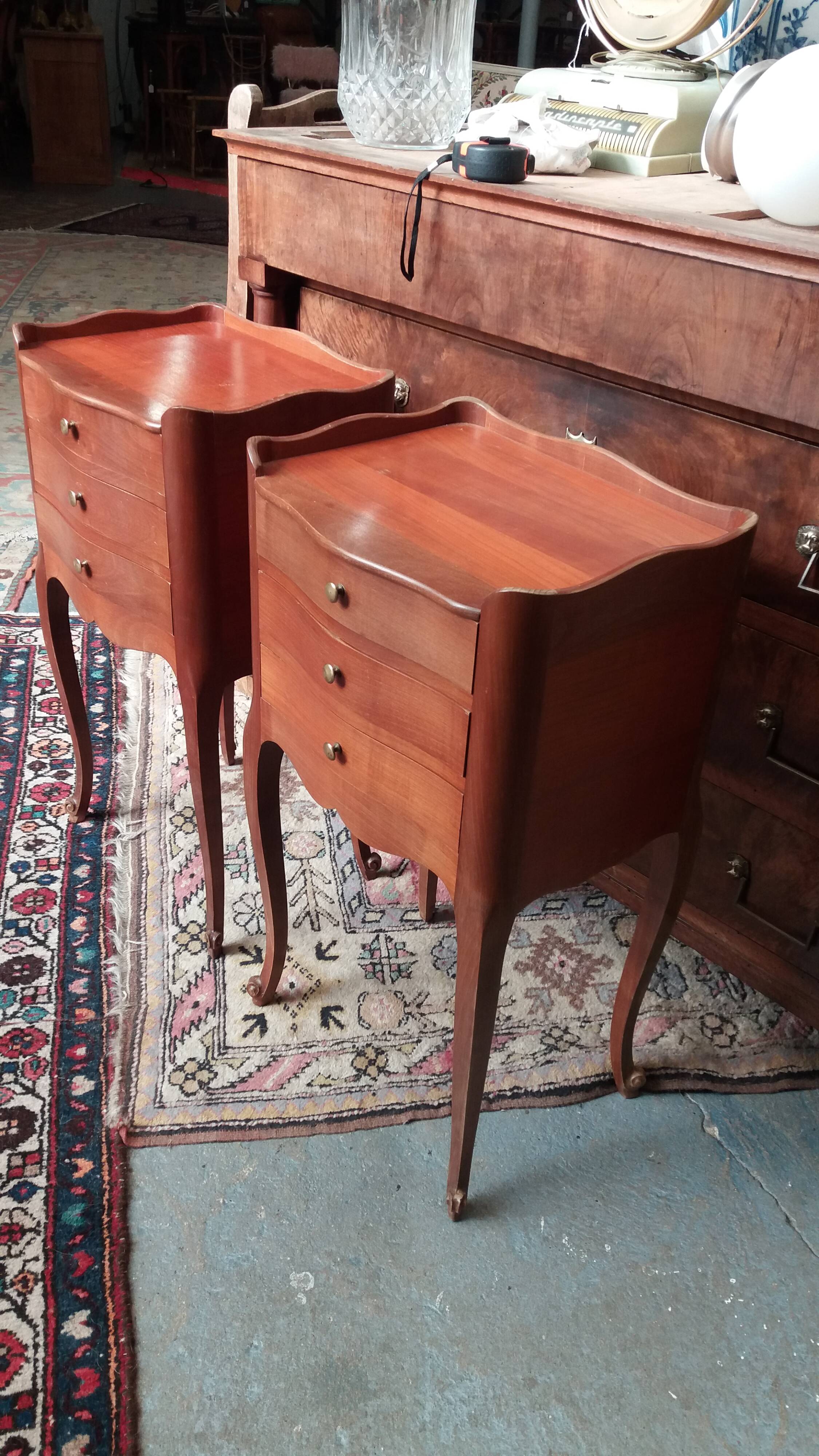Paire de chevets en merisier