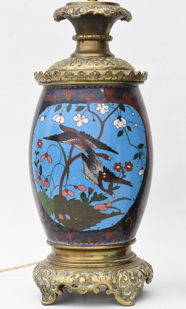 Paire de lampes en bronze et émaux cloisonnés