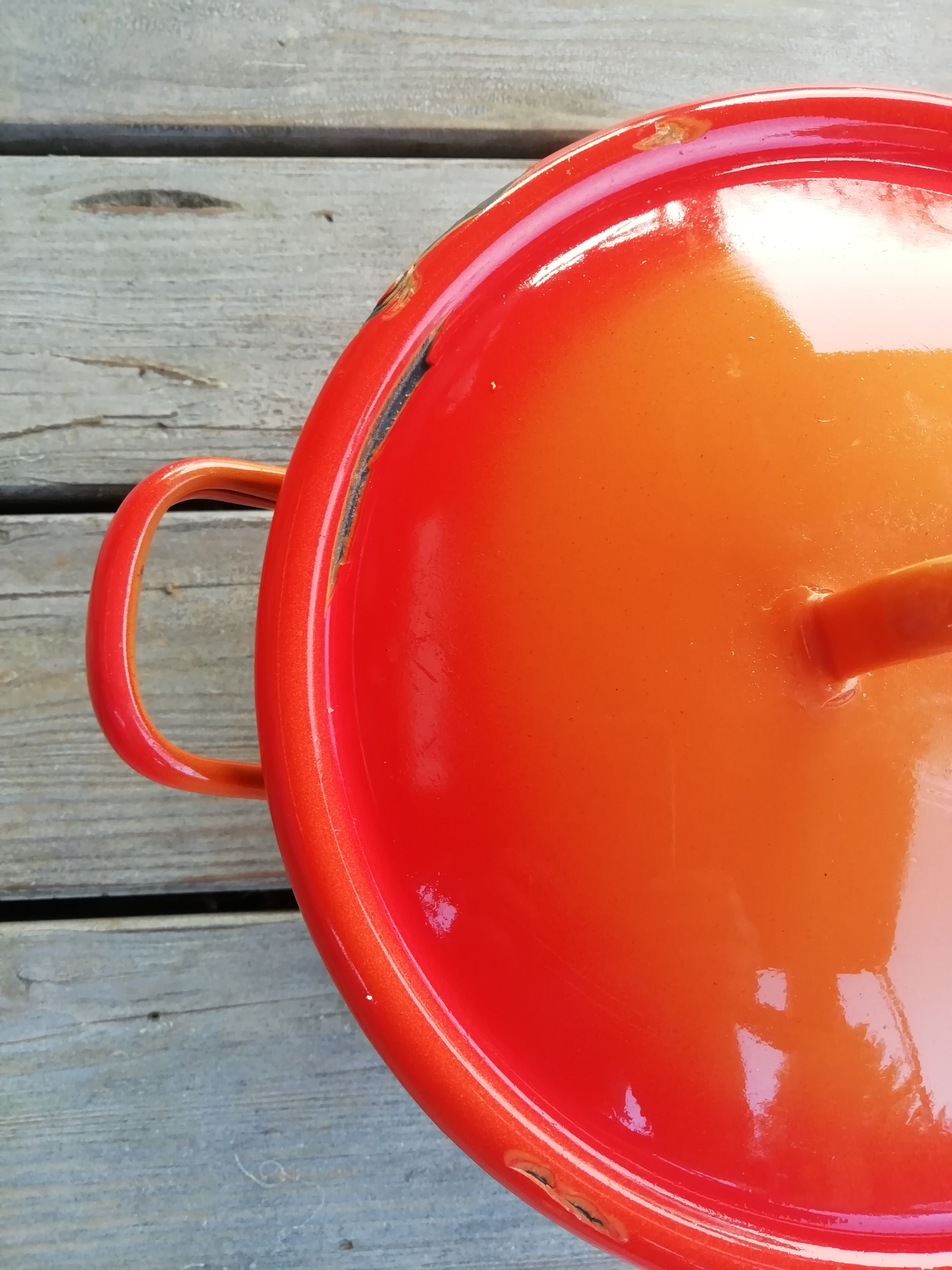 Enamelled sheet metal cocotte