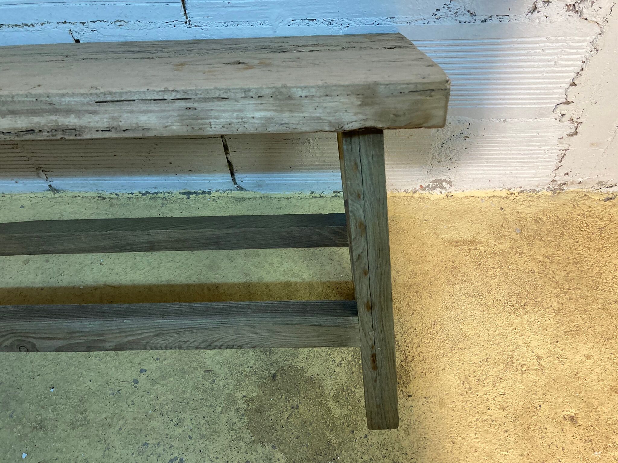 Banc ancien en bois brut