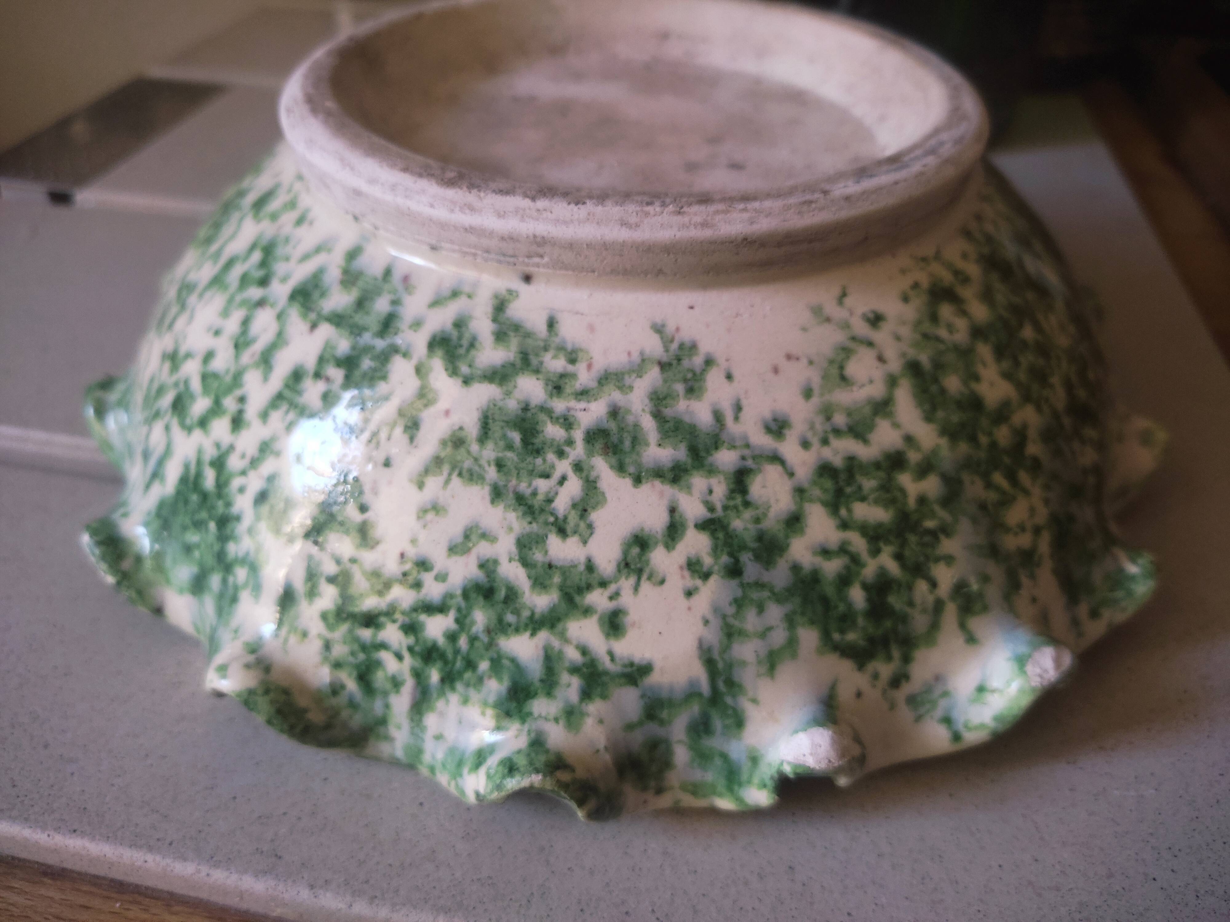 Ceramic bowl with hemmed edges