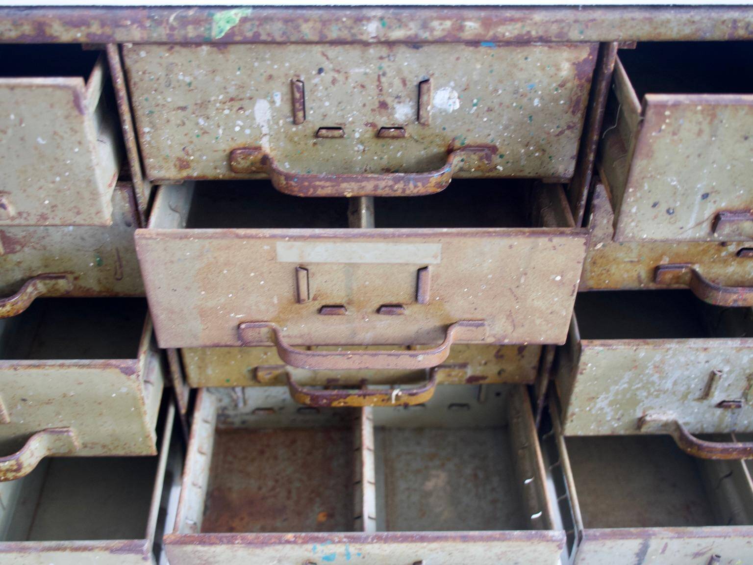 Commode en métal vert armée du milieu du 20e siècle