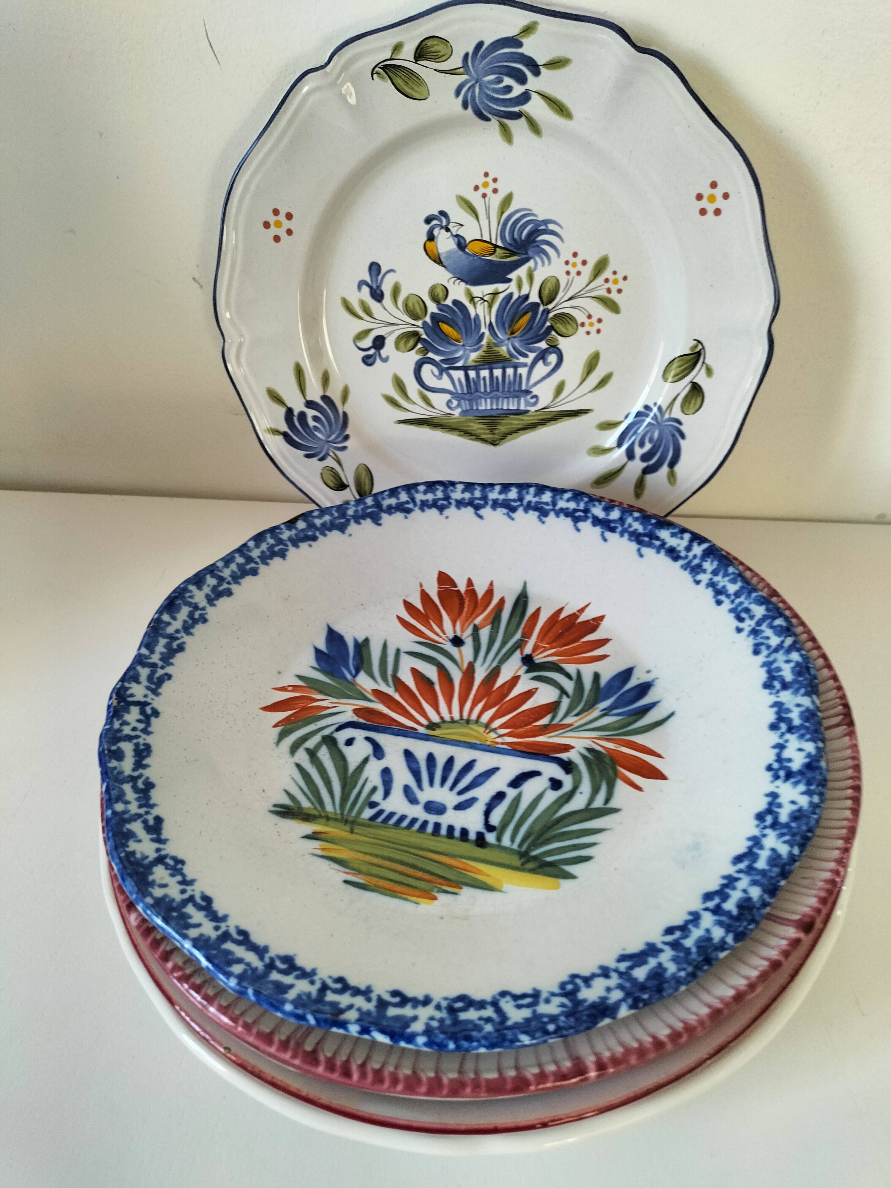 Rooster plates & baskets, earthenware in the spirit of a French bistro.