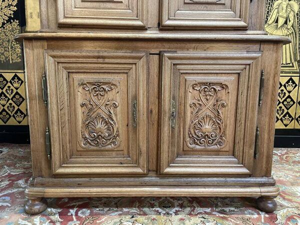 Buffet deux corps en chêne sculptée Renaissance