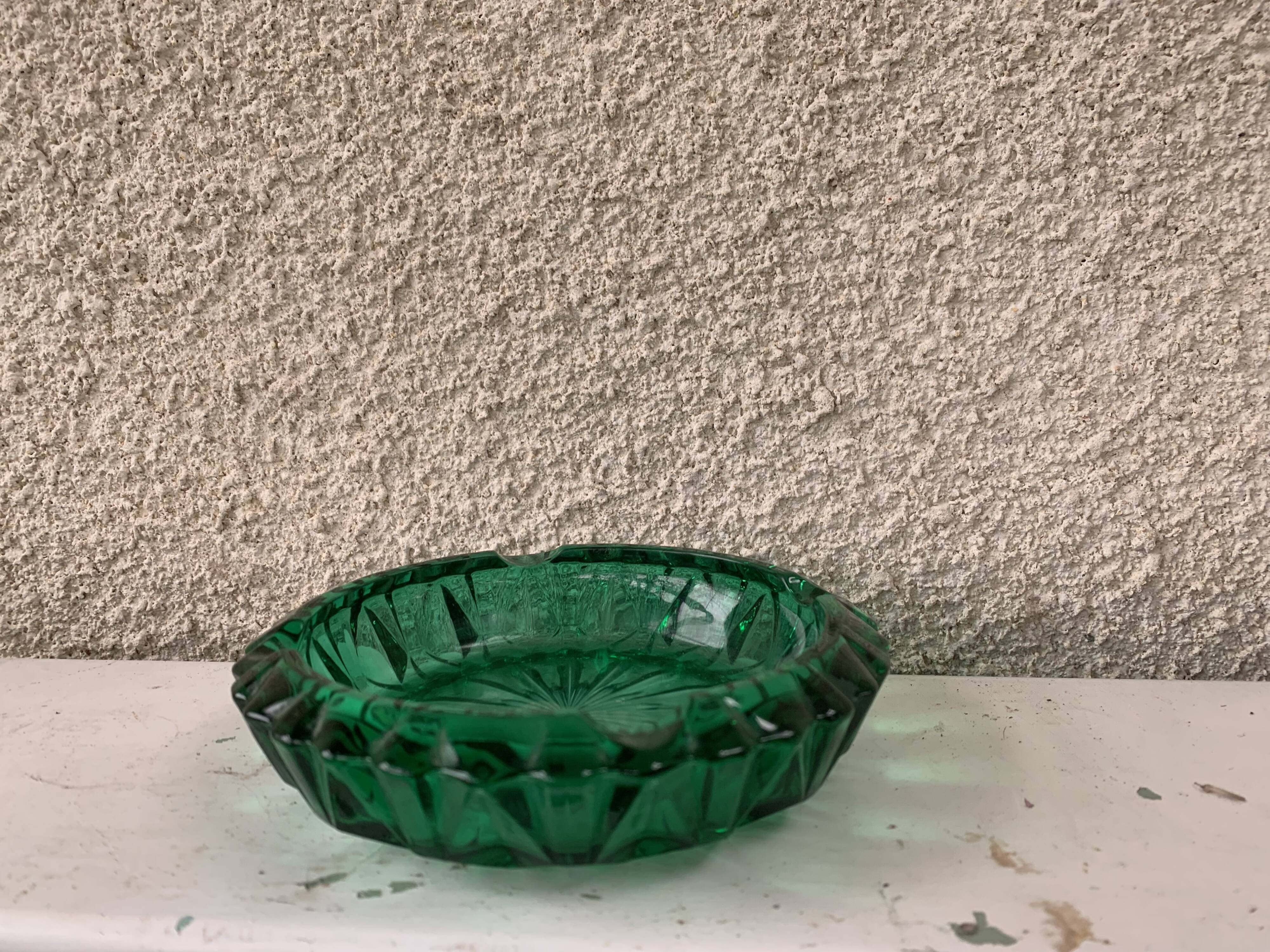 Cendrier en verre ciselé vert vintage