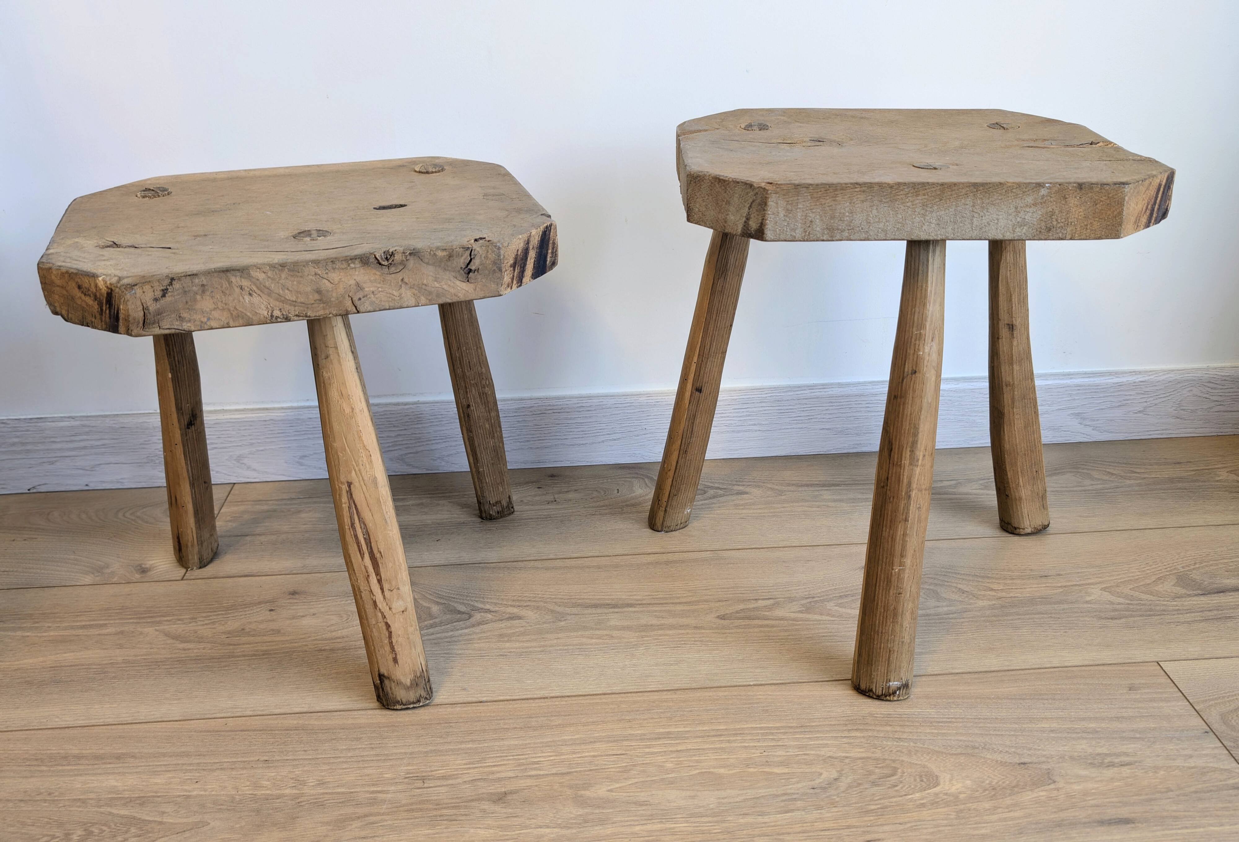 Paire de tabourets brutalistes anciens en bois massif