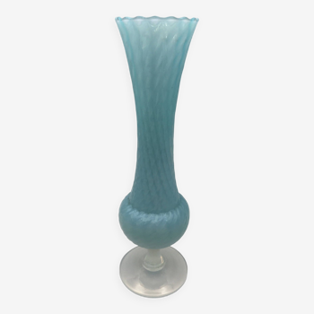 Vase sur piédouche en verre opaline bleu et blanche vintage 24 cm