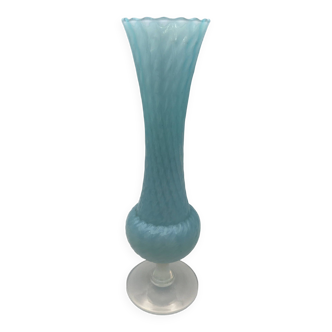 Vase sur piédouche en verre opaline bleu et blanche vintage 24 cm