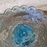 Ancien plat de service compotier sur piédouche en verre bleu