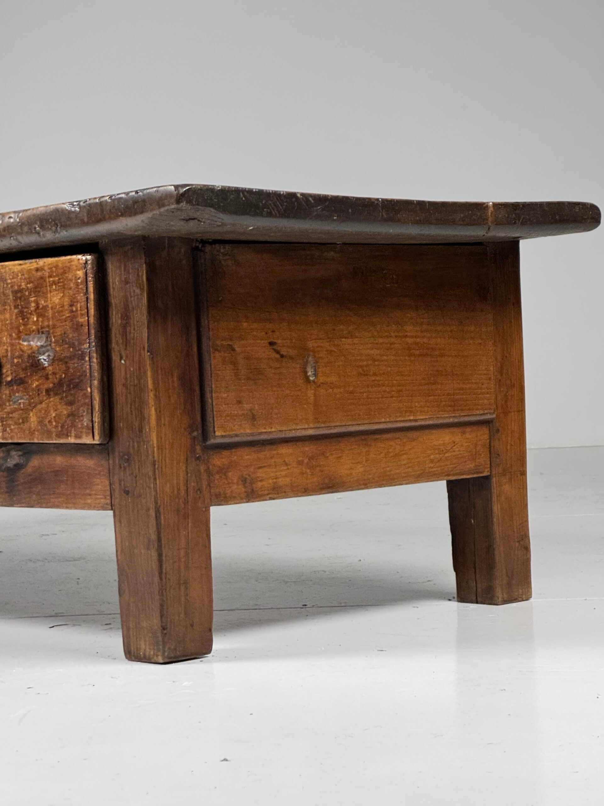 Table basse espagnole du XVIIIe siècle