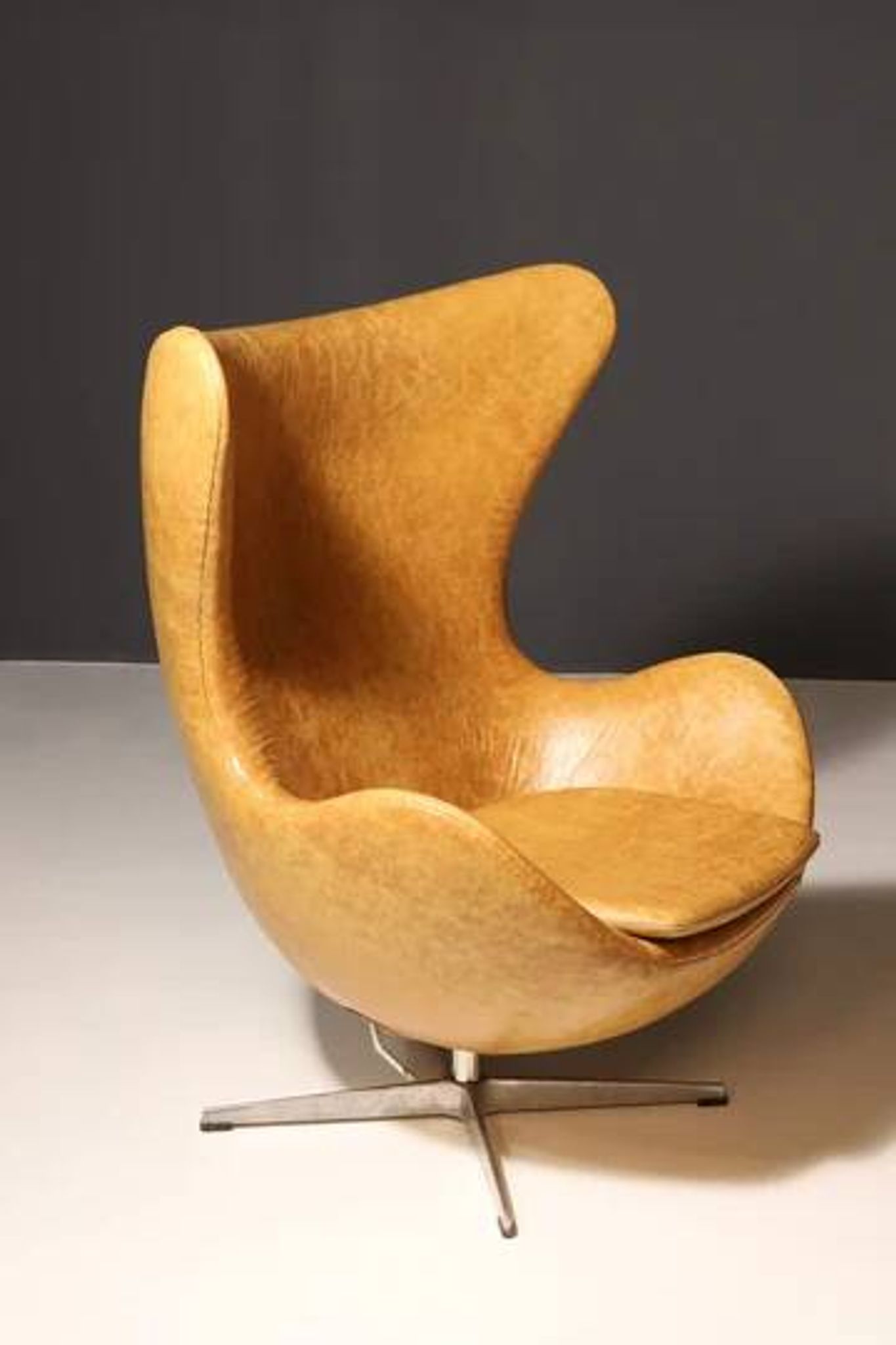Chaise œuf modèle 3316 en cuir moderne Arne Jacobsen années 1990 Danemark