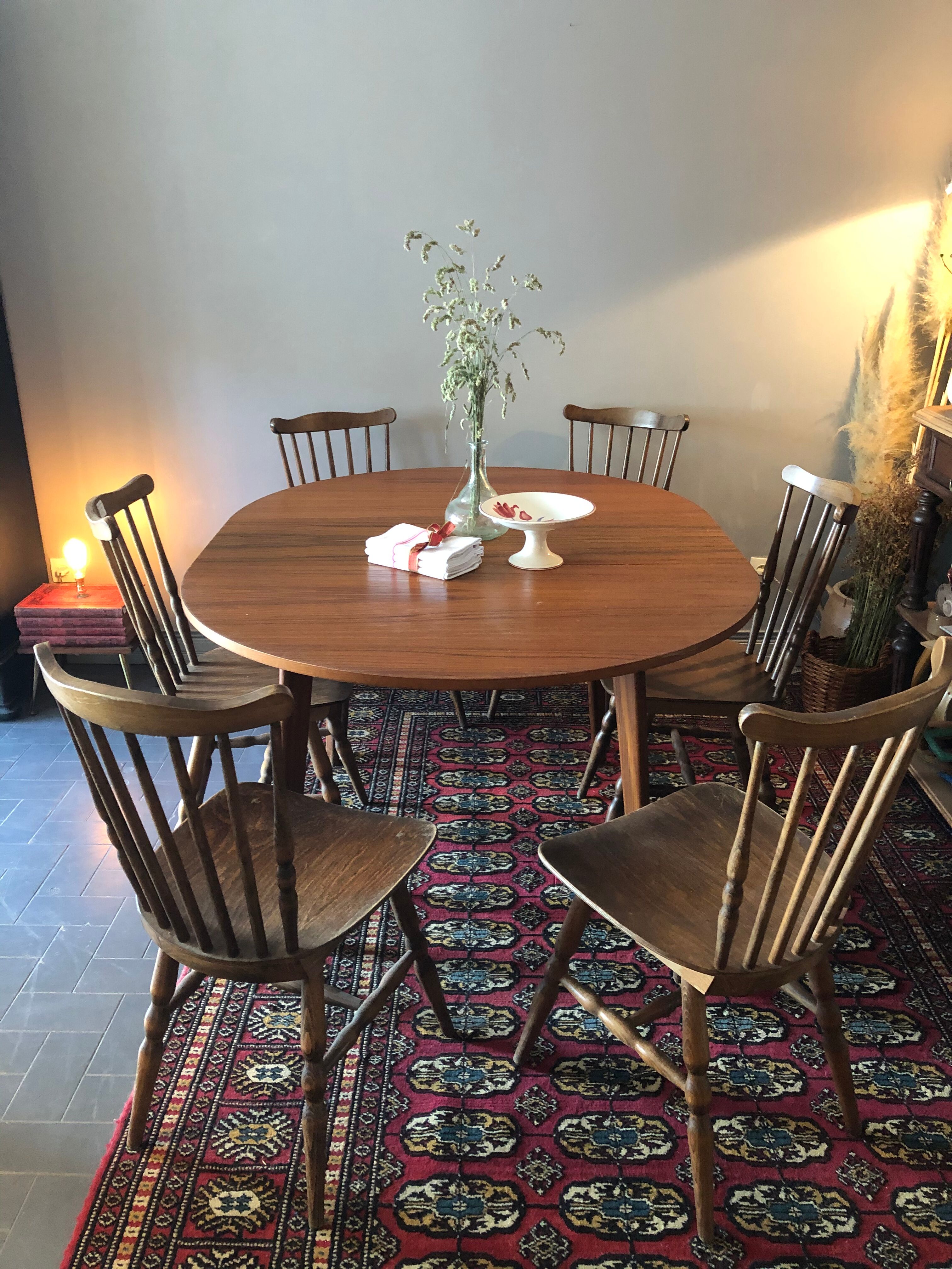 Extendable vintage roundtable