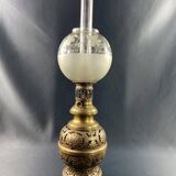 Grande lampe XIXe électrifiée en laiton à décor ajouré de style Louis XIII