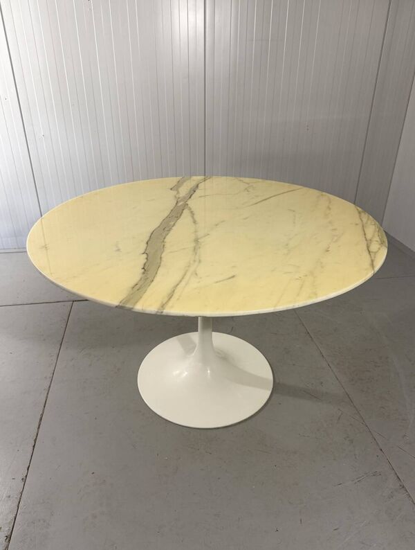 Table à manger ronde en marbre avec pied tulipe des années 1960.