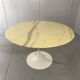 Table à manger ronde en marbre avec pied tulipe des années 1960.