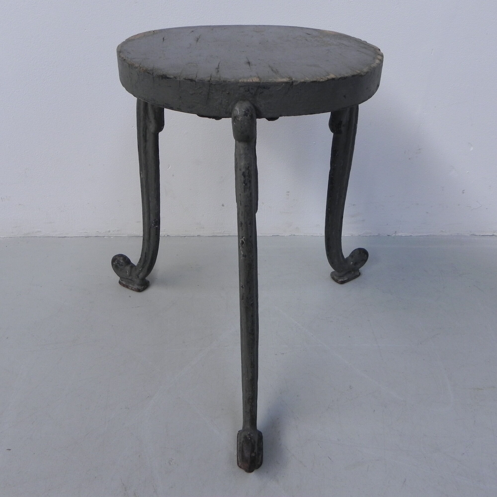 Art Nouveau stool on 3 cast iron legs