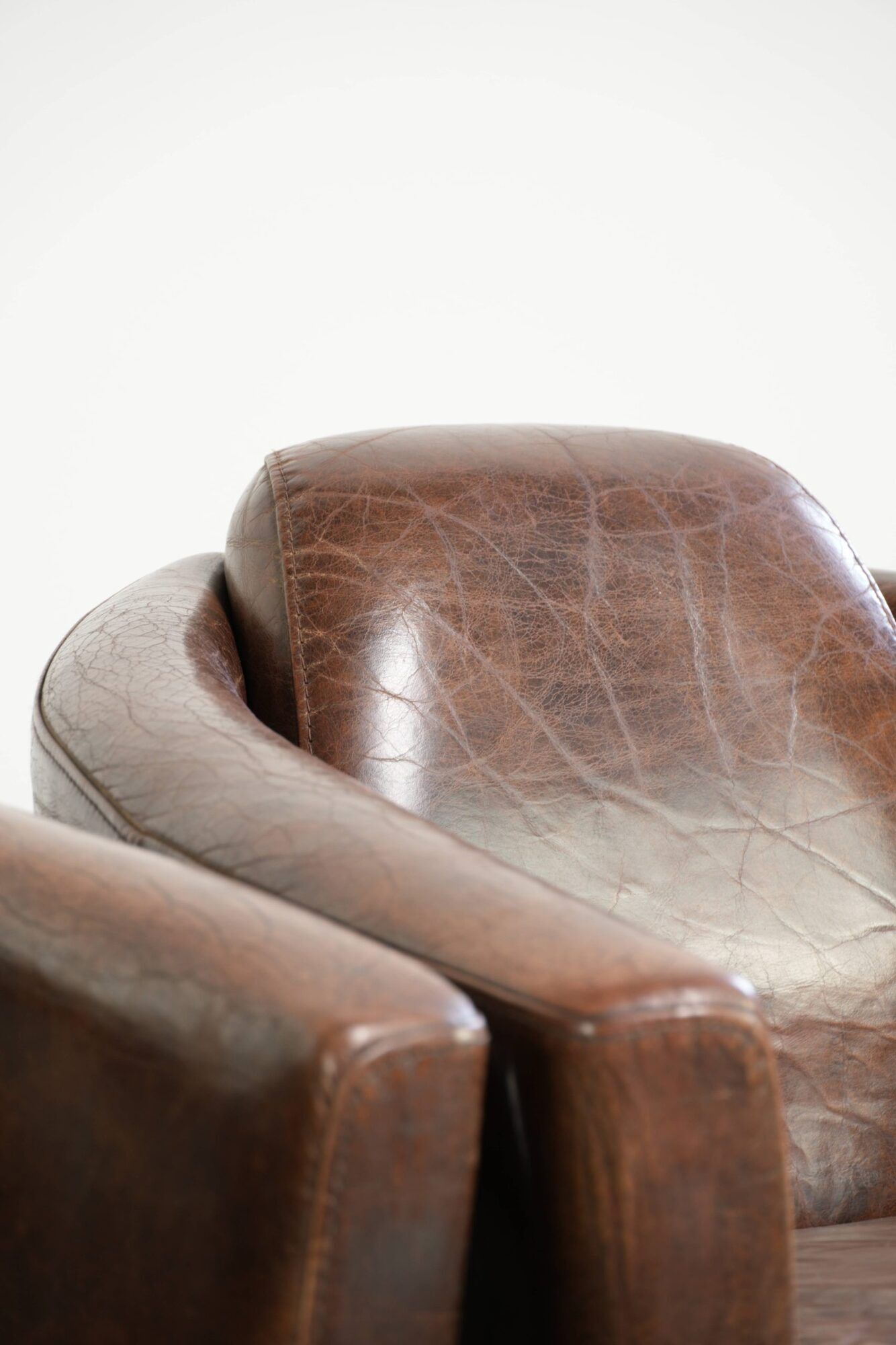 Ensemble de 2 fauteuils Aviateur en cuir de vachette dans une couleur marron chaud.