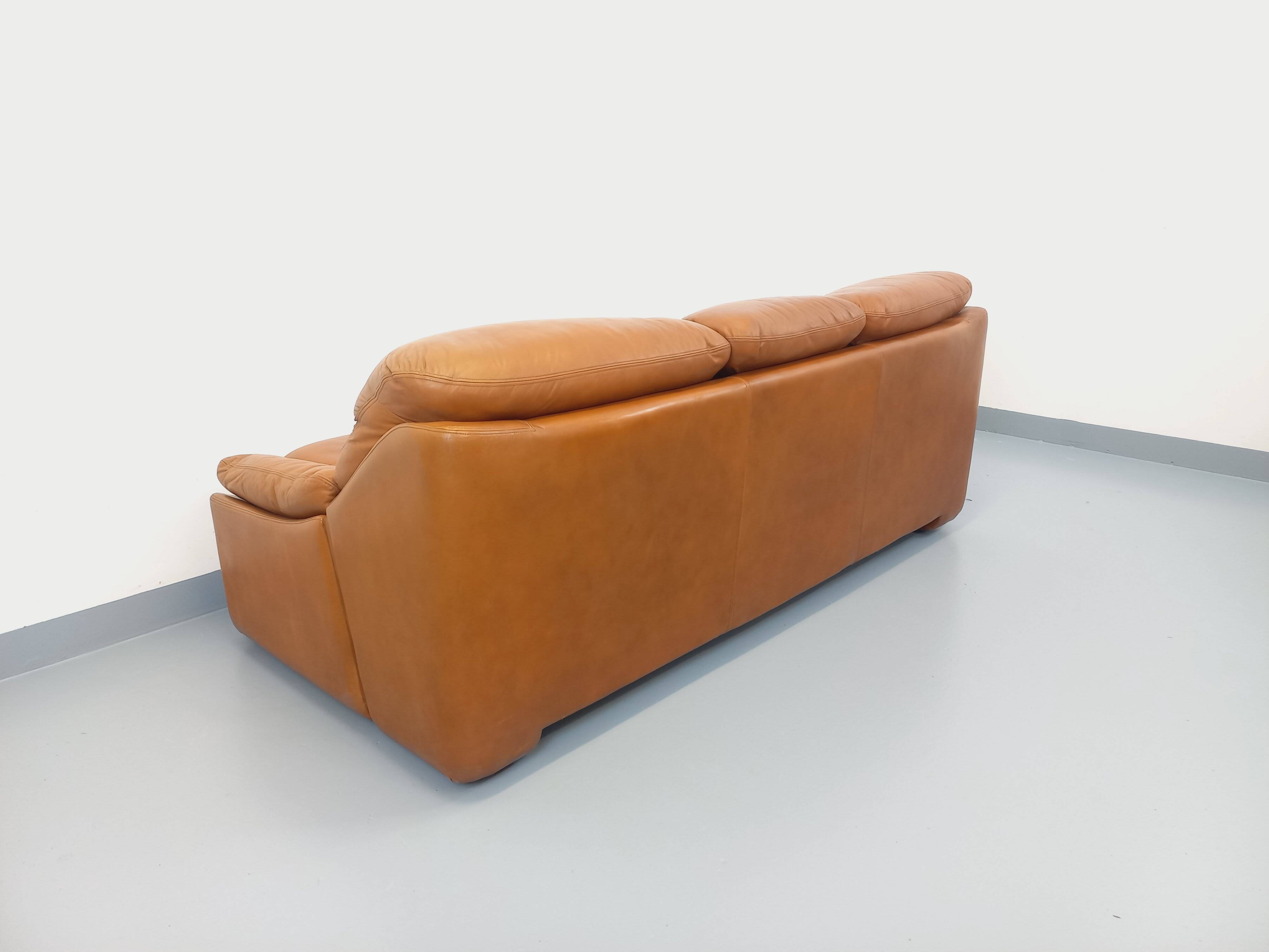 Vintage cognac camel leather canapé from the 1970s.