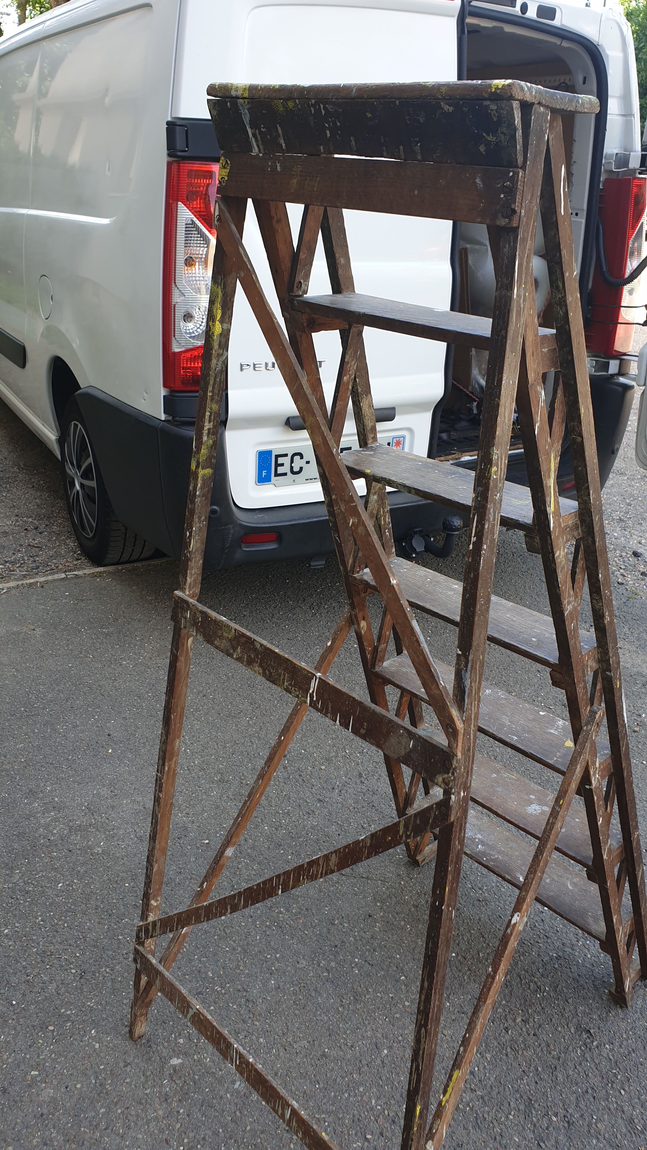 Painter's stepladder in solid beech