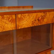 Coiffeuse vintage avec placage de noyer, grand miroir et armoires de rangement.