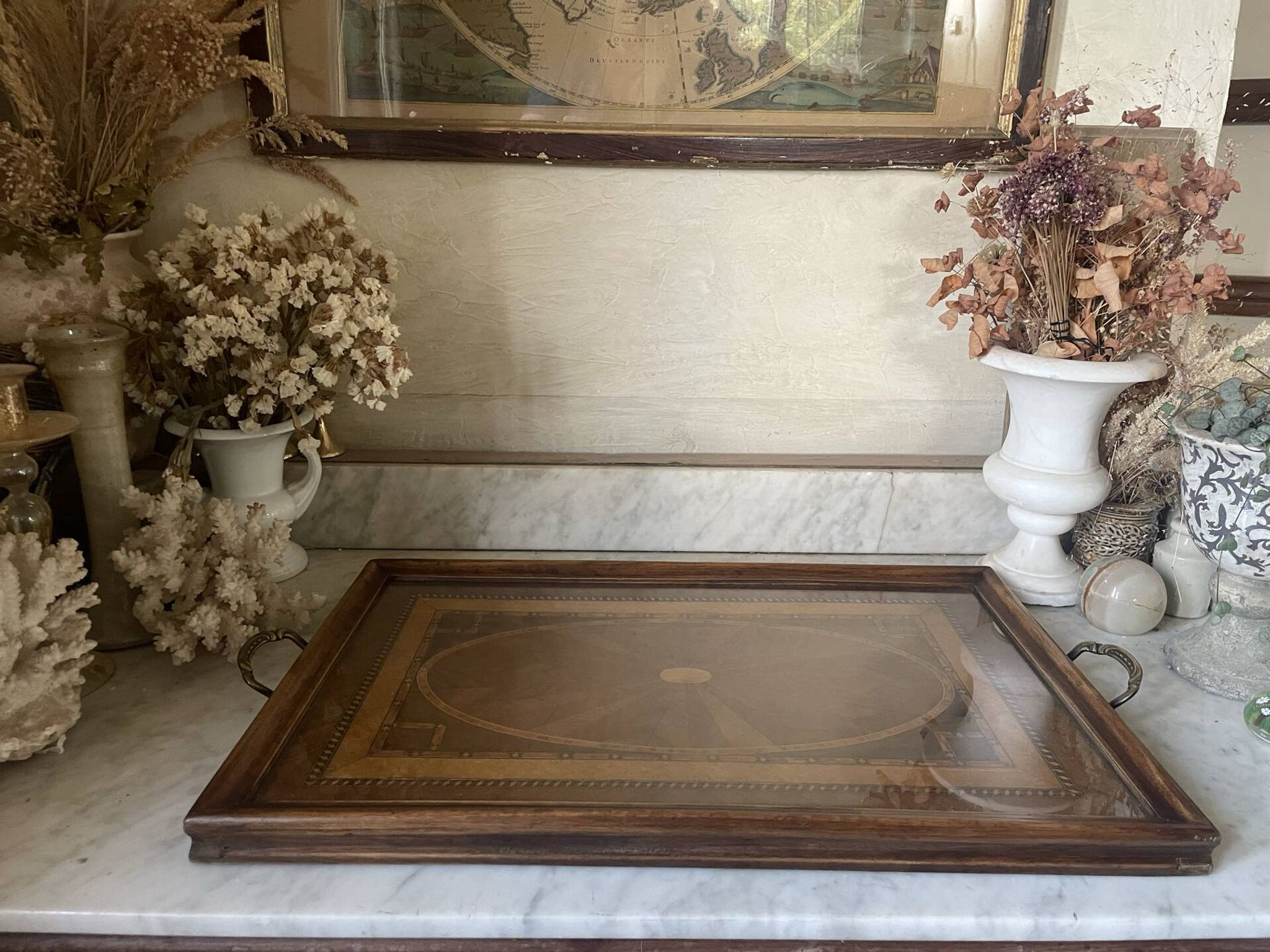 Grand plateau vintage,  marqueterie de bois sous verre