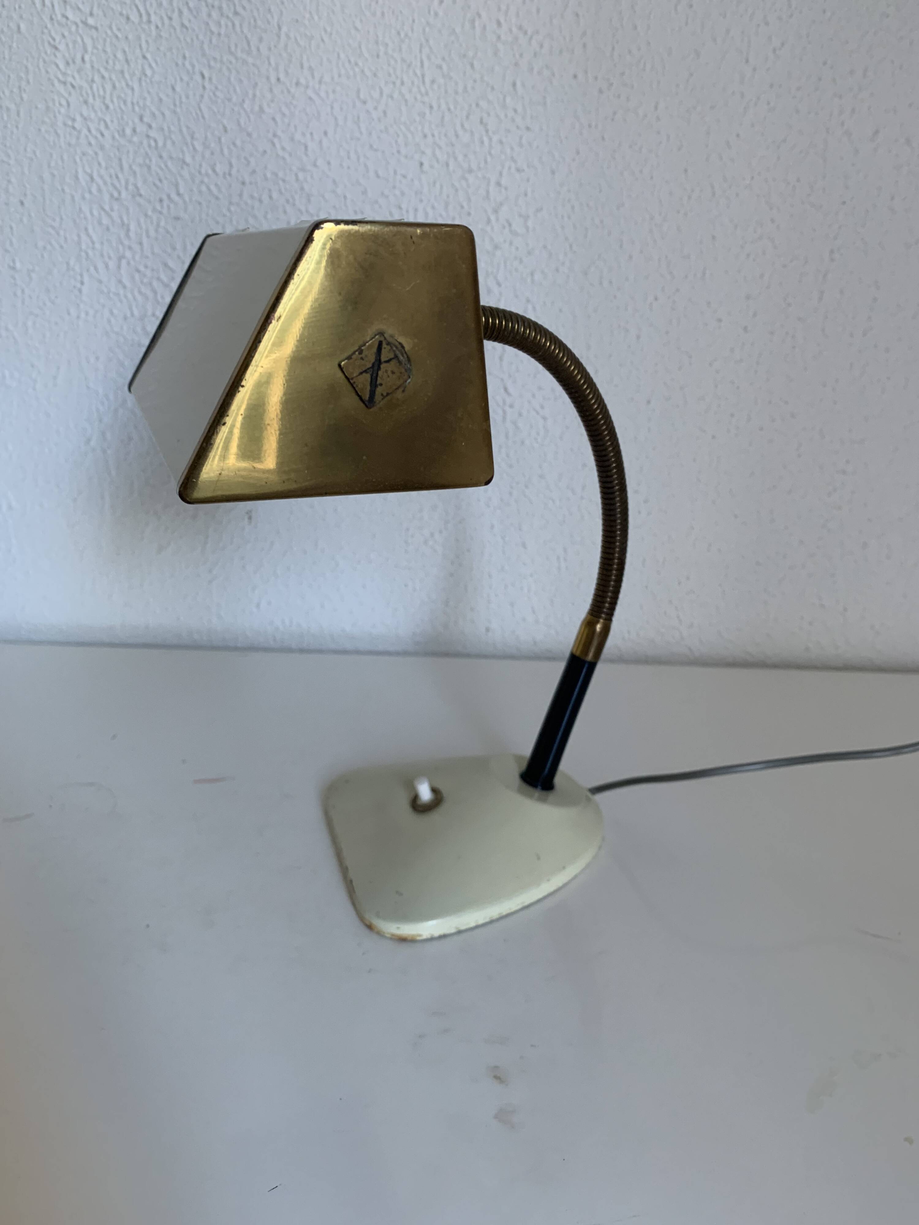 Lampe de bureau en métal laqué écru et doré, 1950