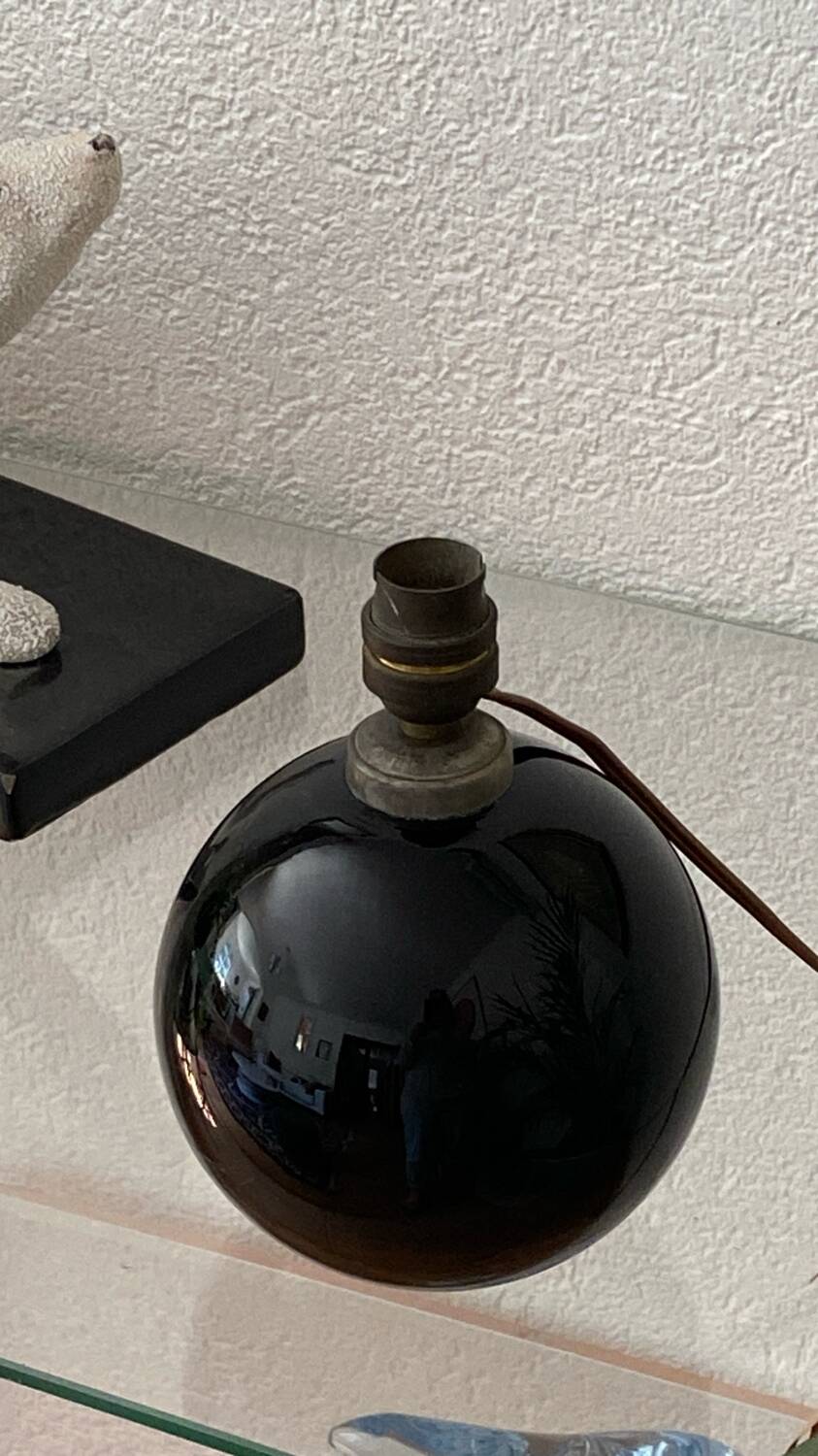 Lampe sphérique, verre opalin noir, Art Déco