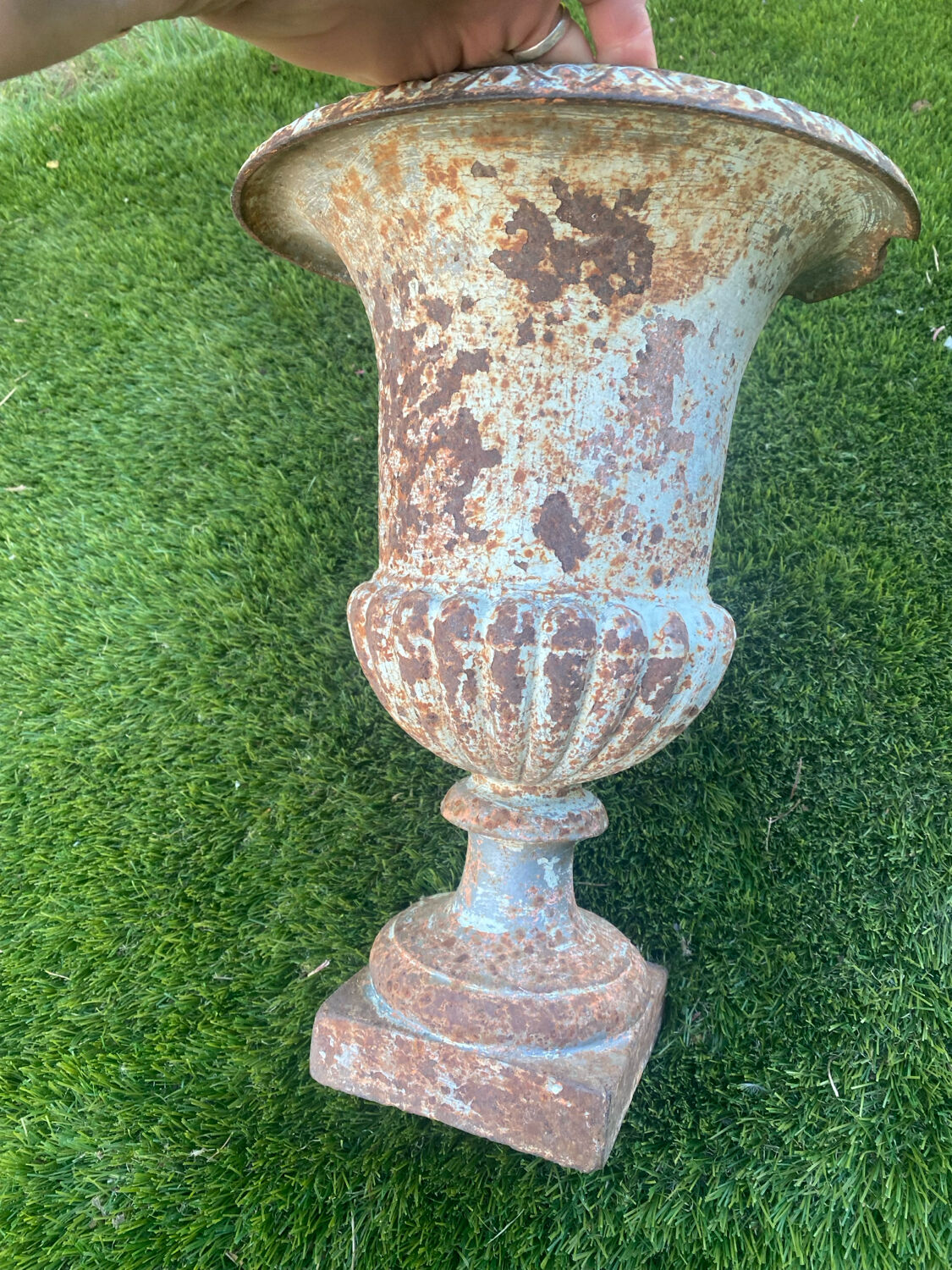 Large Medicis vase in white cast iron.