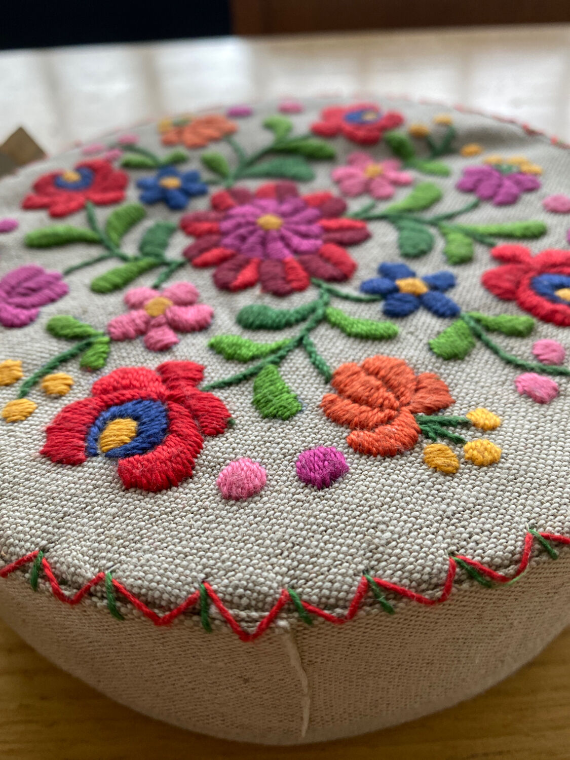 Mi-linen box and hand-embroidered flowers