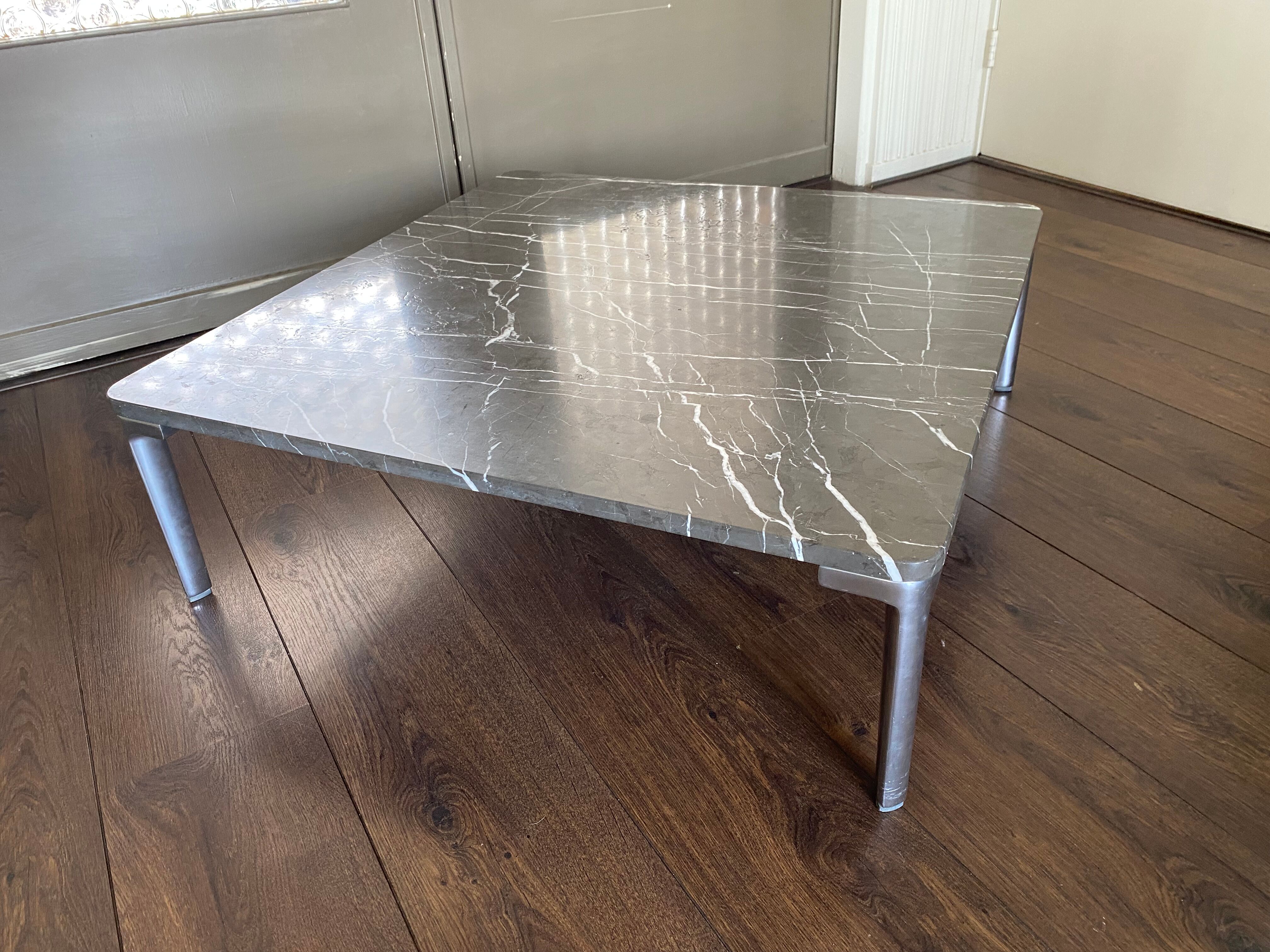 Table basse vintage et moderniste Rolf Benz en marbre et acier