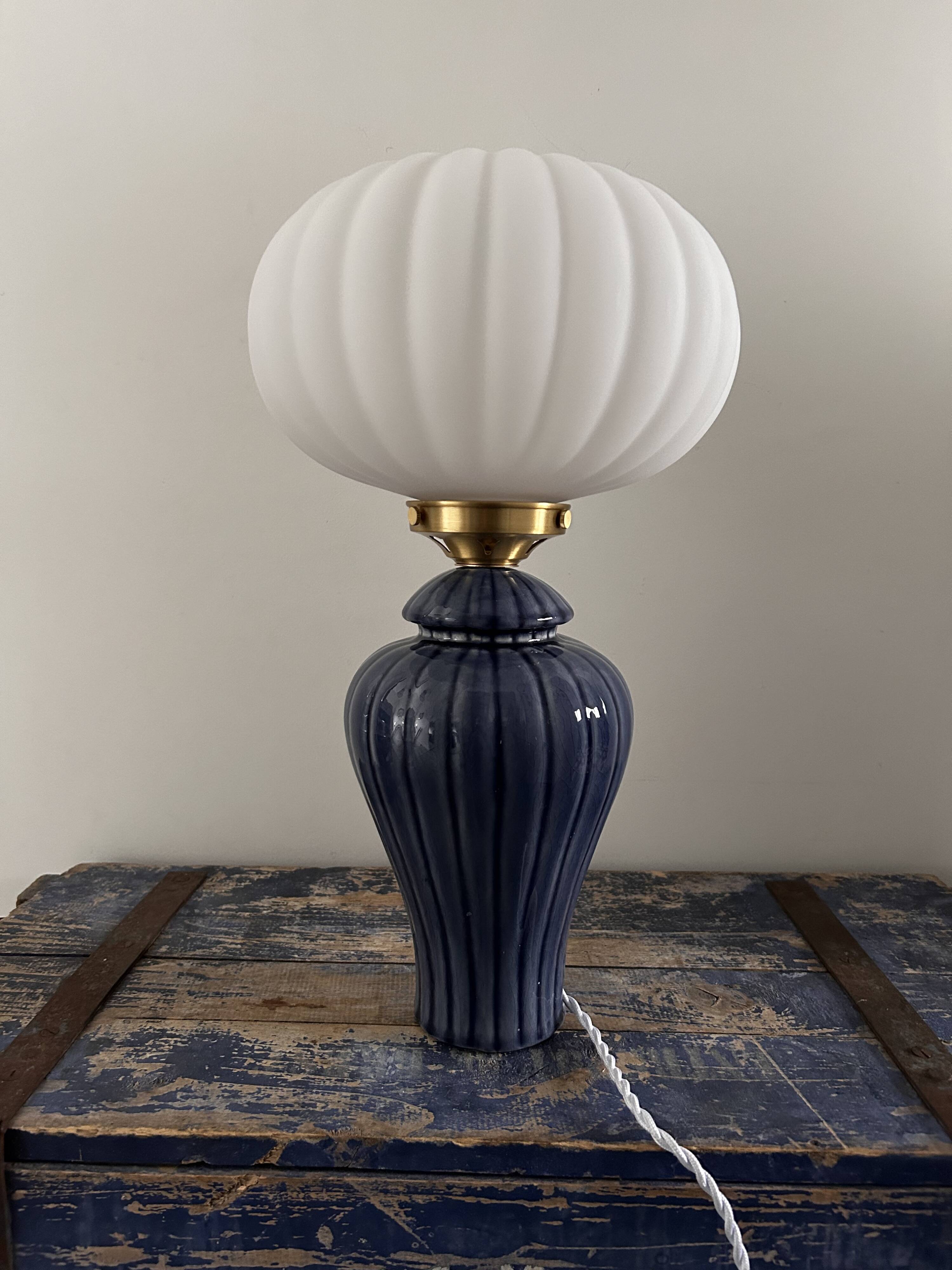Geometric table lamp with pleated opaline shade