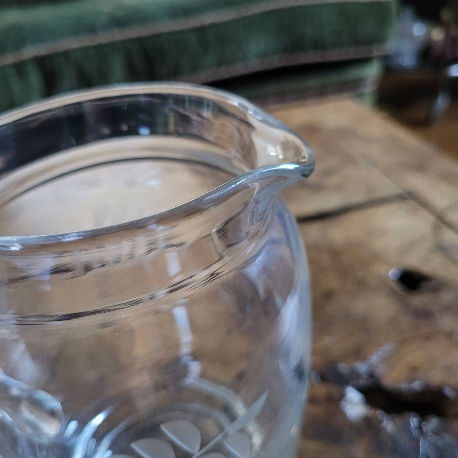 Pichet en verre gravé, décor feuillage, années 50