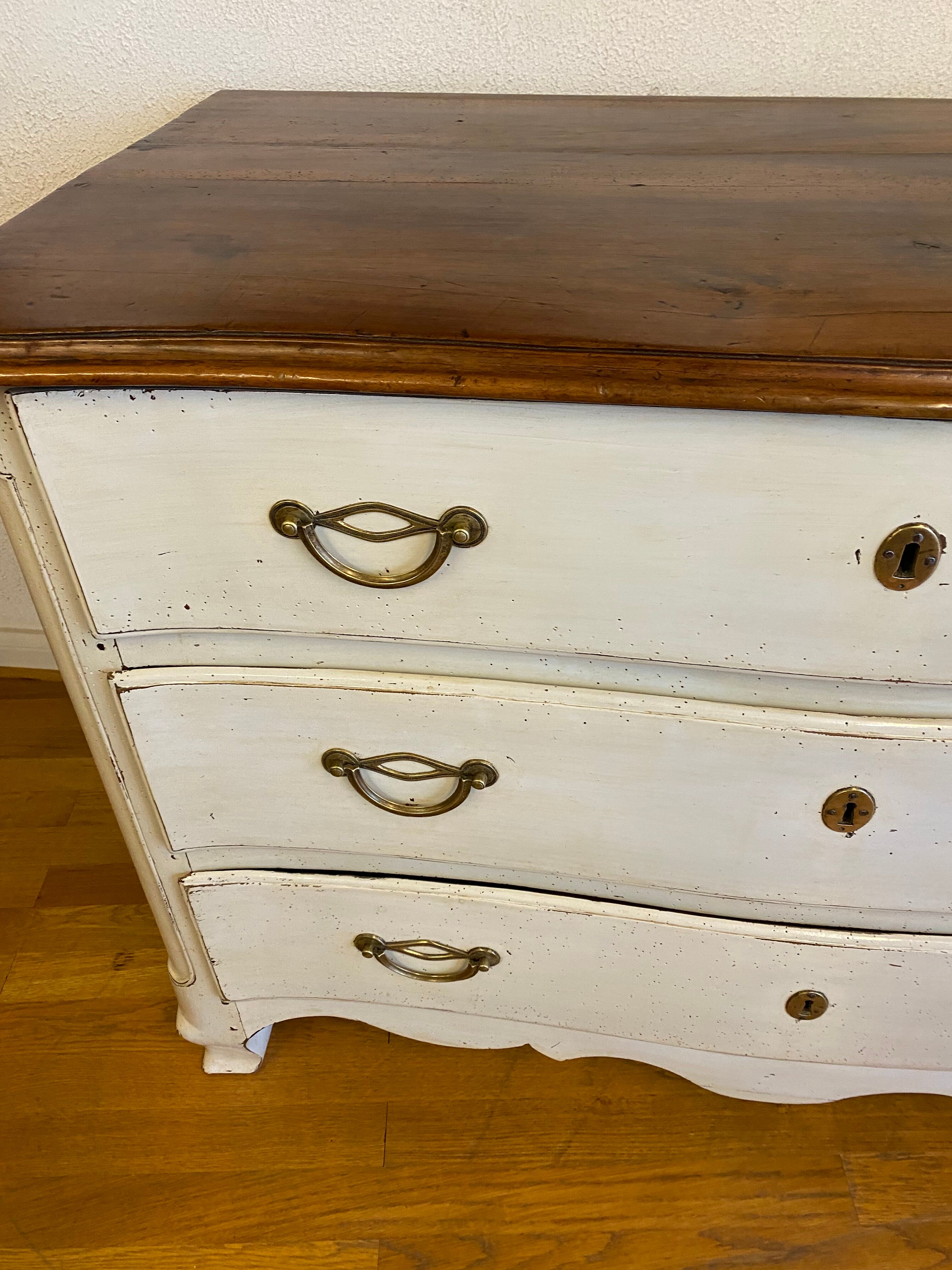 Chest of drawers from the regency period patinated light gray. Perfect condition.